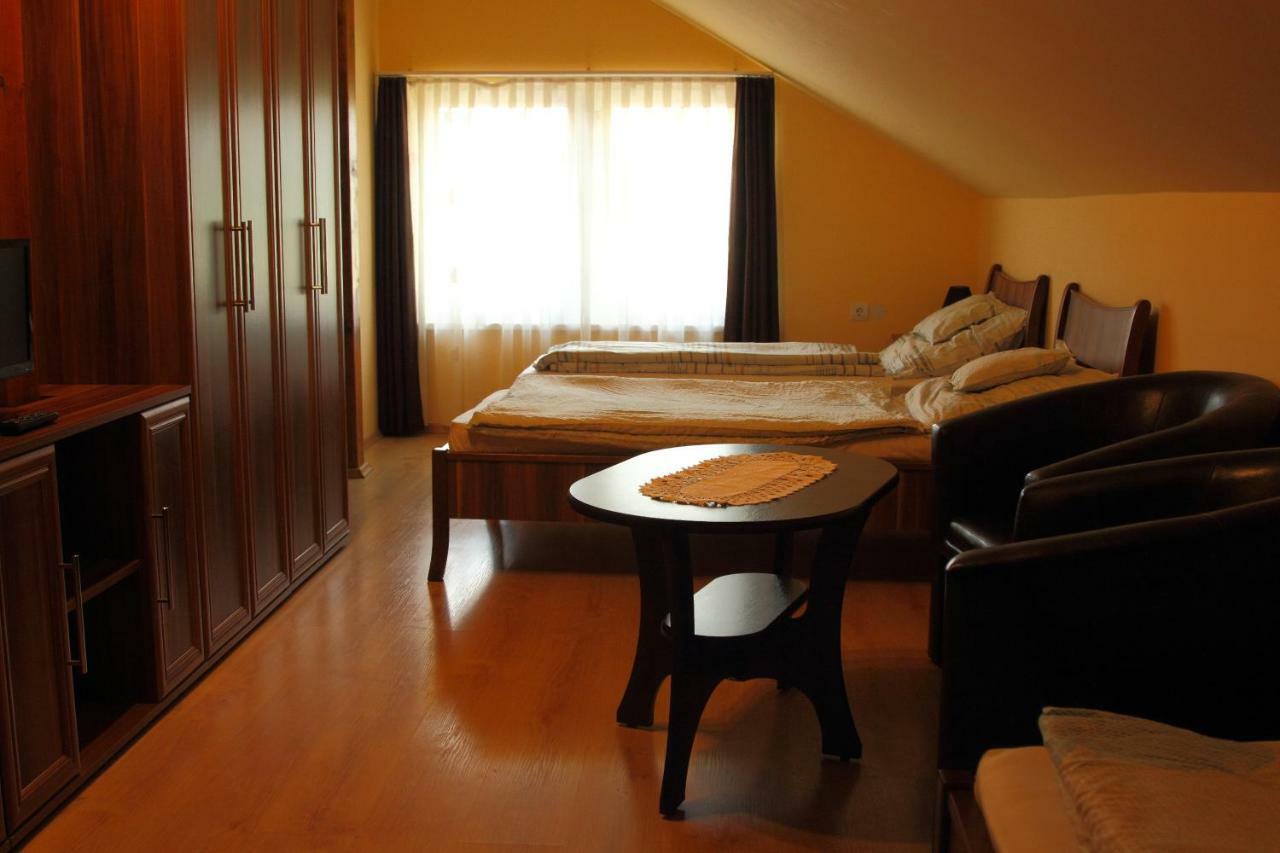 Viktor Vendeghaz Es Apartmanhaz Baktaloranthaza Exteriör bild