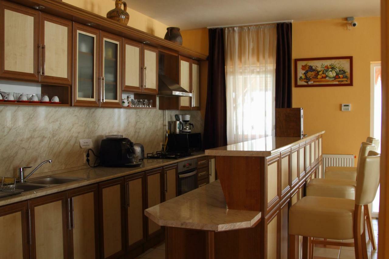Viktor Vendeghaz Es Apartmanhaz Baktaloranthaza Exteriör bild