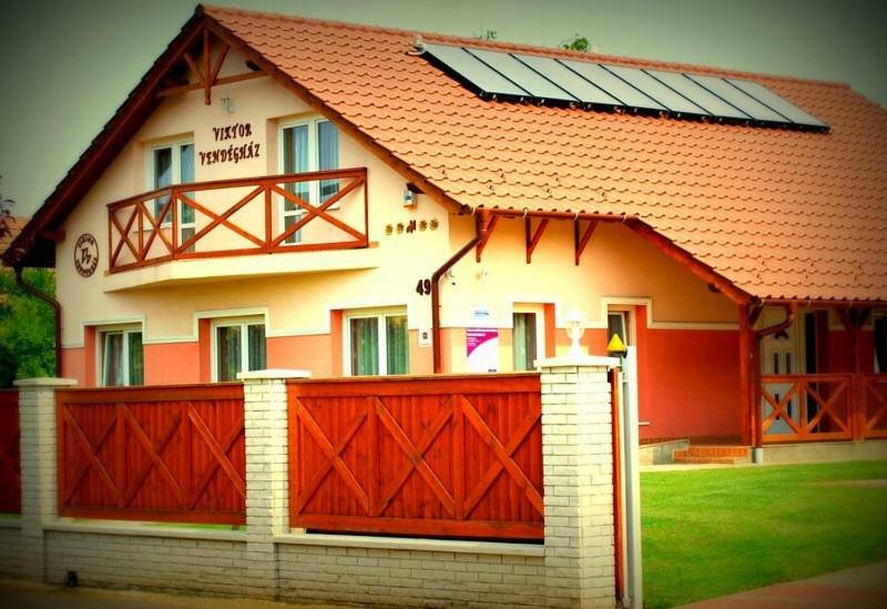 Viktor Vendeghaz Es Apartmanhaz Baktaloranthaza Exteriör bild