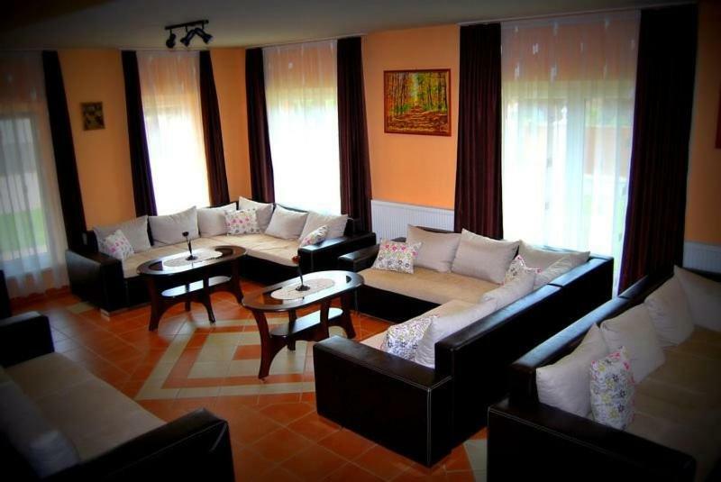 Viktor Vendeghaz Es Apartmanhaz Baktaloranthaza Exteriör bild