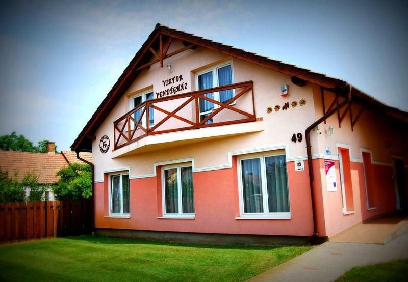 Viktor Vendeghaz Es Apartmanhaz Baktaloranthaza Exteriör bild